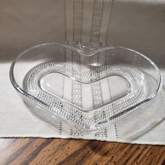 Beautiful Vintage 1950's Tear Drop Clear Mini Glass Heart by Duncan and Miller - Picture 2 of 3
